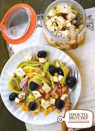 Салат из кабачков, кукурузы и маринованной феты