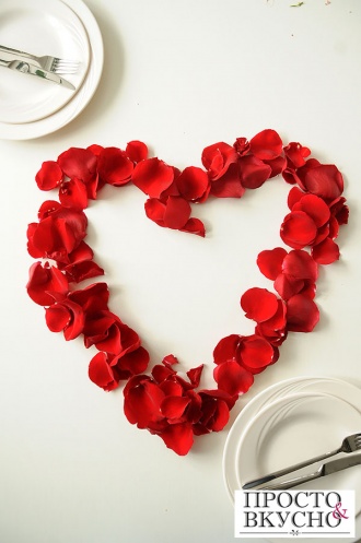 Просто&Вкусно - Aranjarea mesei de Ziua îndrăgostiților - Inimă din petale de trandafiri