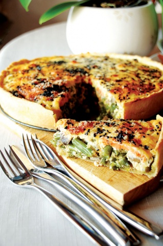 Просто&Вкусно - Выпечка - Лоранский пирог с семгой, зелёной фасолью и грибами