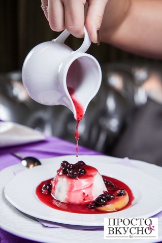Просто&Вкусно - Десерты - Панакота с ягодно-винным соусом