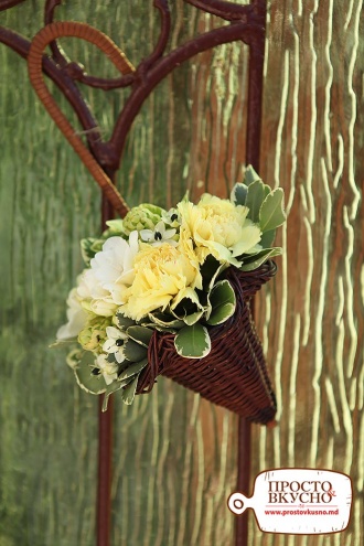 Просто&Вкусно - Decor - Decor pe uşa în formă de umbrelă cu flori proaspete