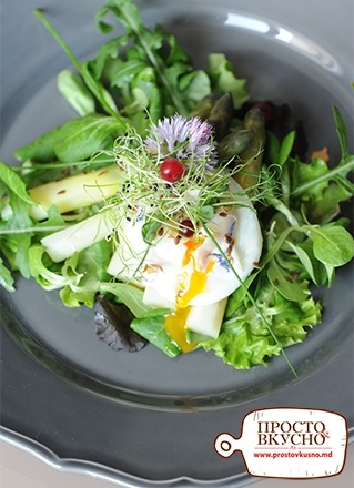 Просто&Вкусно - Salate - Salată cu sparanghel şi ou fiert paşot