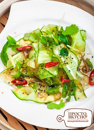 Просто&Вкусно - Салаты - Весенний салат из огурца,мяты,кориандра с уксусно-имбирной заправкой