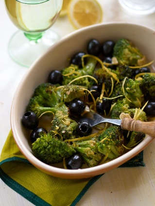 Просто&Вкусно - Вегетарианские блюда - Запеченная брокколи с чесноком, лимоном и маслинами