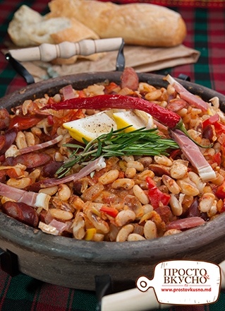 Просто&Вкусно - Закуски - Фасоль в деревенском стиле с колбасками и овощами