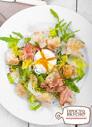 Просто&Вкусно - Salate - Salată caldă din pîine,bacon,rucola şi ou paşot
