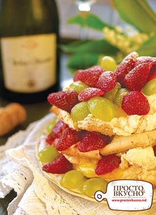 Просто&Вкусно - Десерты - Павлова с клубникой и белым виноградом